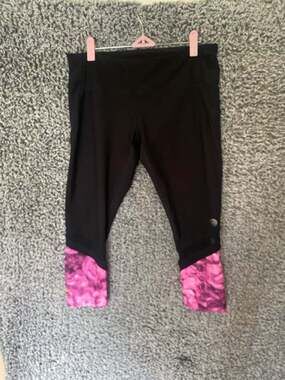MPG Sport Black Cropped Leggings with Pink Floral Trim Size L